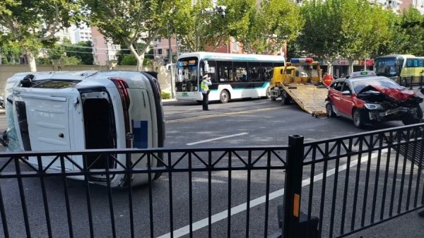 易启胜 出租车撞上SUV后者侧翻 隔离栏移位幸无人员伤亡